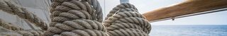 Taue auf einem traditionellen Segelboot